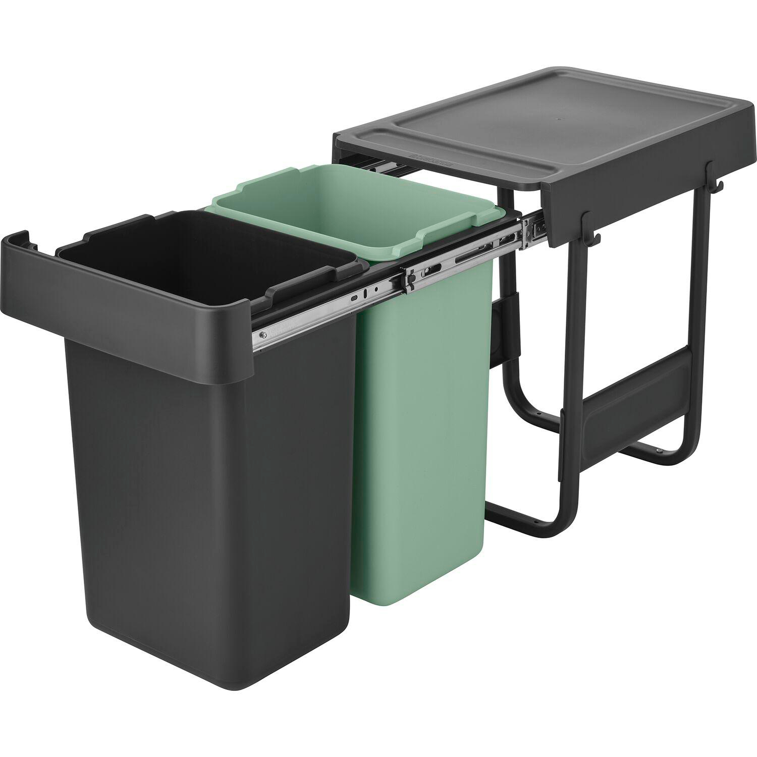 Brabantia Mülleimer in einem Schrank. Es hat einen schwarzen Rahmen und zwei Behälter, einen schwarzen und einen grünen.
