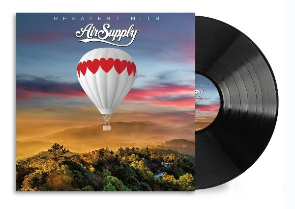 Air Supply Albumcover. Heißluftballon mit herzförmigen Oberteilen über Bergen bei Sonnenuntergang. Schallplatte rechts.