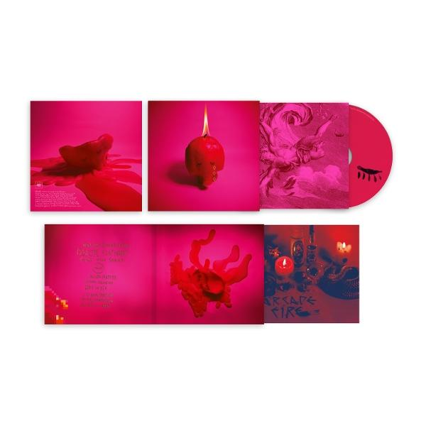 Coffret CD rose. Comprend une pochette d'album avec des bougies, de la cire fondue et des illustrations d'anges. Le CD est également rose.