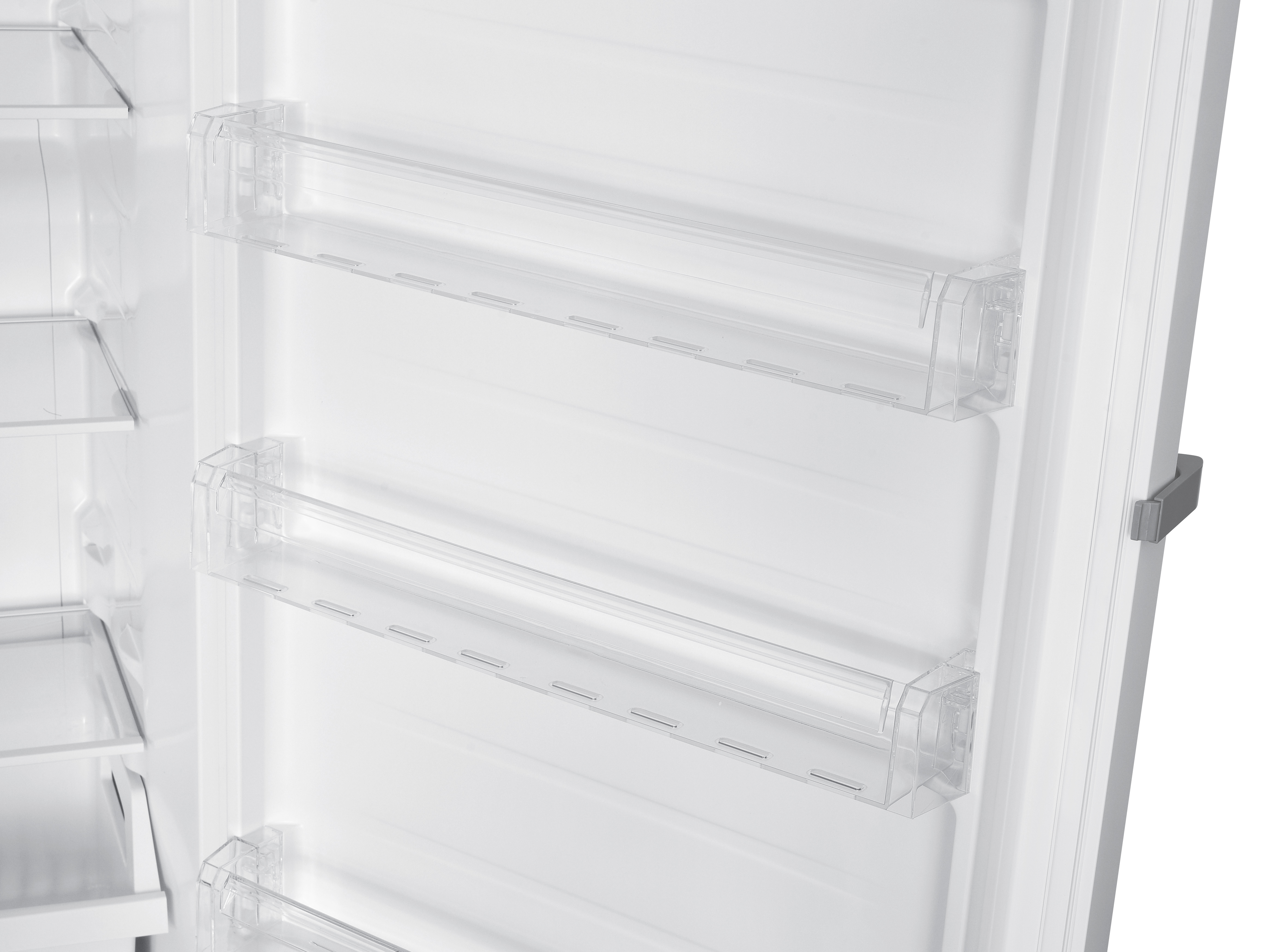 Im Kühlschrank mit Regalen.