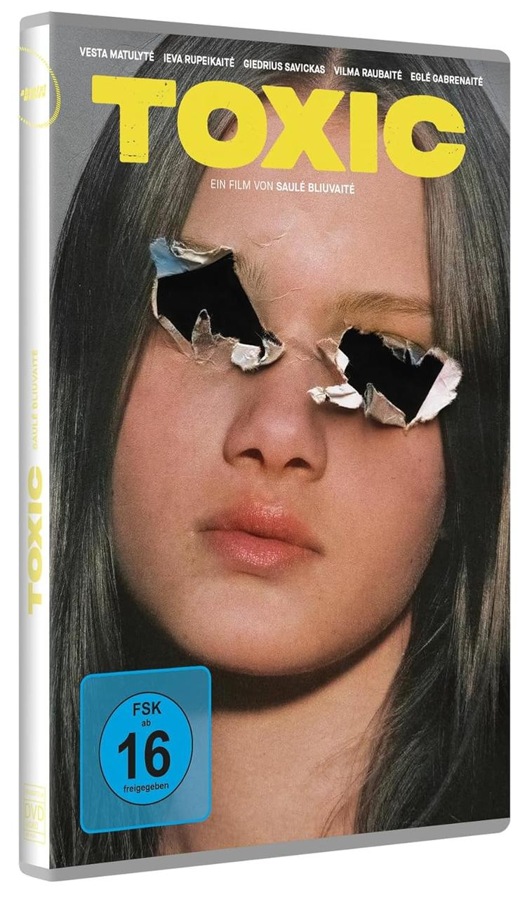 Filmposter mit einem Mädchen mit ausgeschnittenen Augen. Text: 'TOXIC' und Filmtitel.