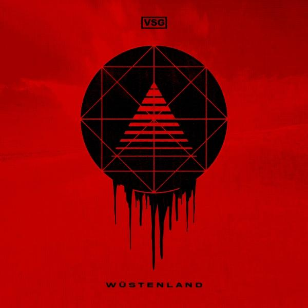 Roter Hintergrund, schwarzes geometrisches Design mit Pyramide, Tropfeneffekt und dem Wort "WÜSTENLAND".