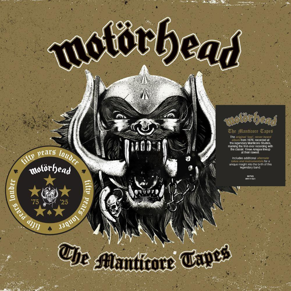 Pochette d'album avec le logo Motörhead et Snaggletooth. Le texte dit 'The Manticore Tapes' et 'fifty years louder'.