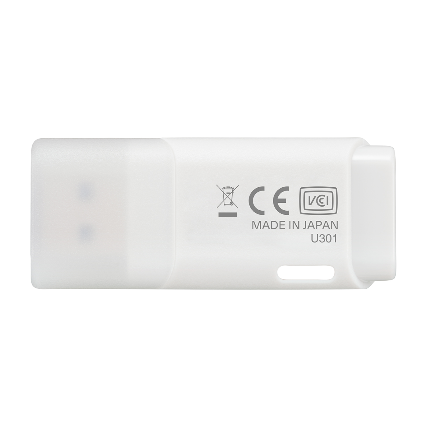 Beyaz KIOXIA USB flash sürücüsünün arka görünümü, işaretler, CE ve geri dönüşüm sembolleri ve 'Made in Japan' yazısıyla.