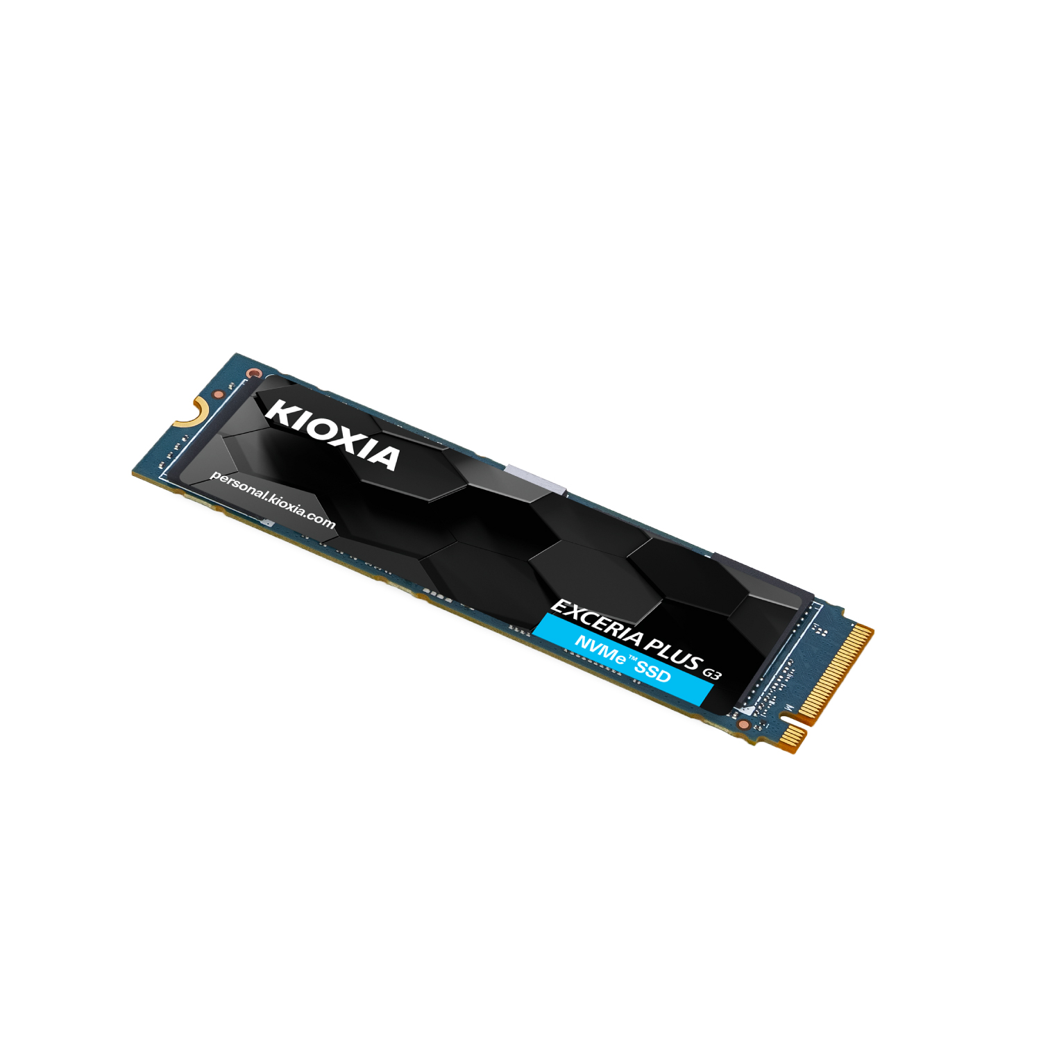 Beyaz zemin üzerinde KIOXIA Exceria Plus G3 NVMe SSD. Açılı görünüm, siyah ve mavi devre kartı, KIOXIA markası.