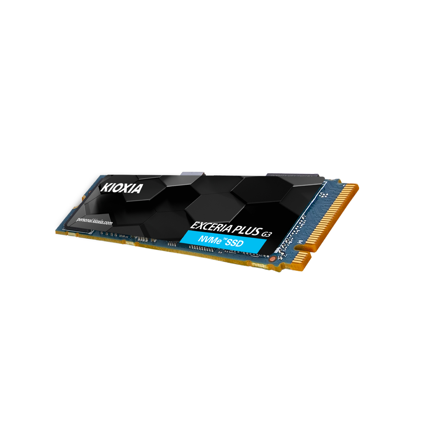 Beyaz zemin üzerinde KIOXIA Exceria Plus G3 NVMe SSD. Açılı görünüm, siyah ve mavi devre kartı, KIOXIA markası.