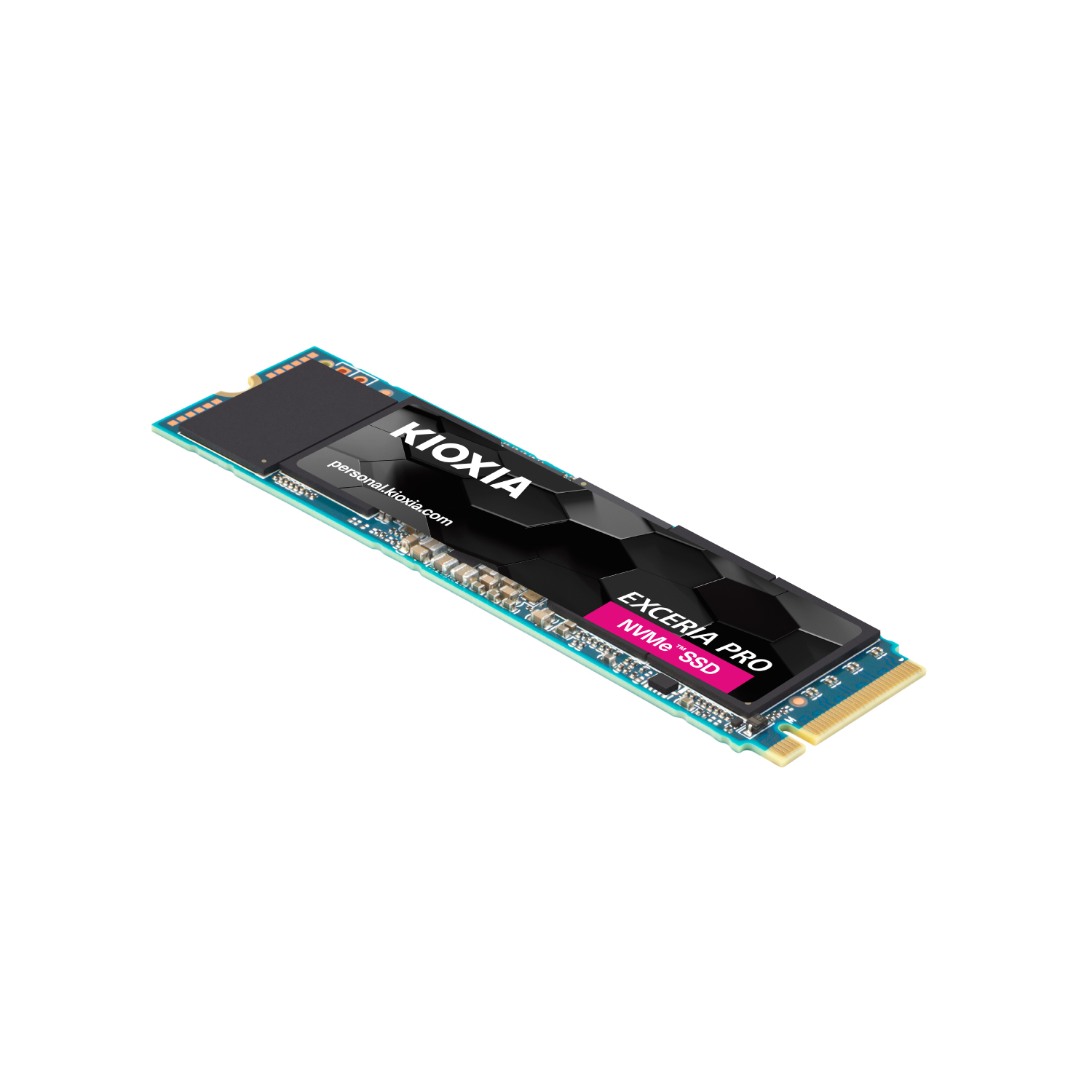 KIOXIA EXCERIA PRO NVMe SSD. Beyaz zemin üzerinde siyah ve pembe etiketli mavi devre kartının açılı görünümü.