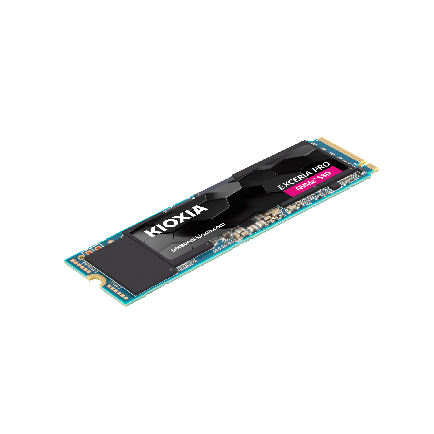 KIOXIA EXCERIA PRO NVMe SSD. Beyaz zemin üzerinde siyah ve pembe etiketli mavi devre kartının açılı görünümü.