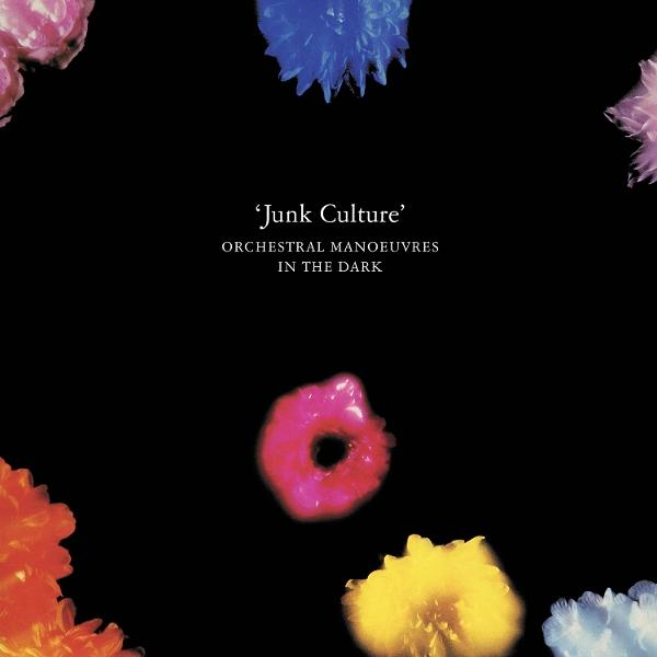 Albumcover. Schwarzer Hintergrund mit bunten, verschwommenen blütenartigen Formen. Text: 'Junk Culture' von Orchestral Manoeuvres in the Dark.