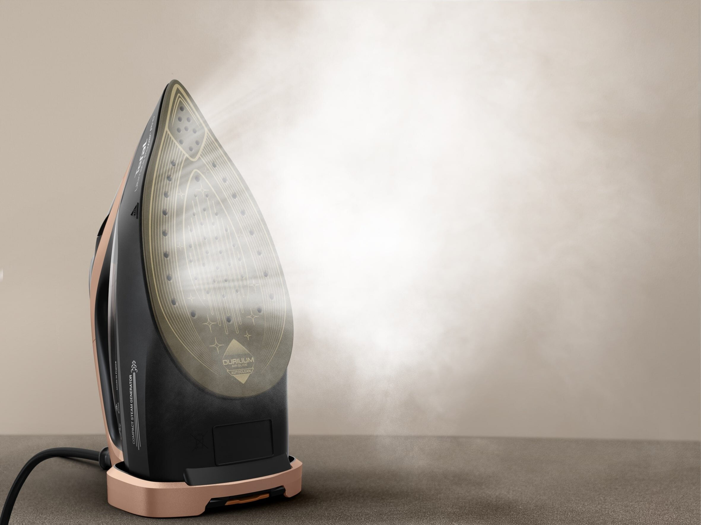 Podstawa żelazka z wydobywającą się parą, na jasnej powierzchni.