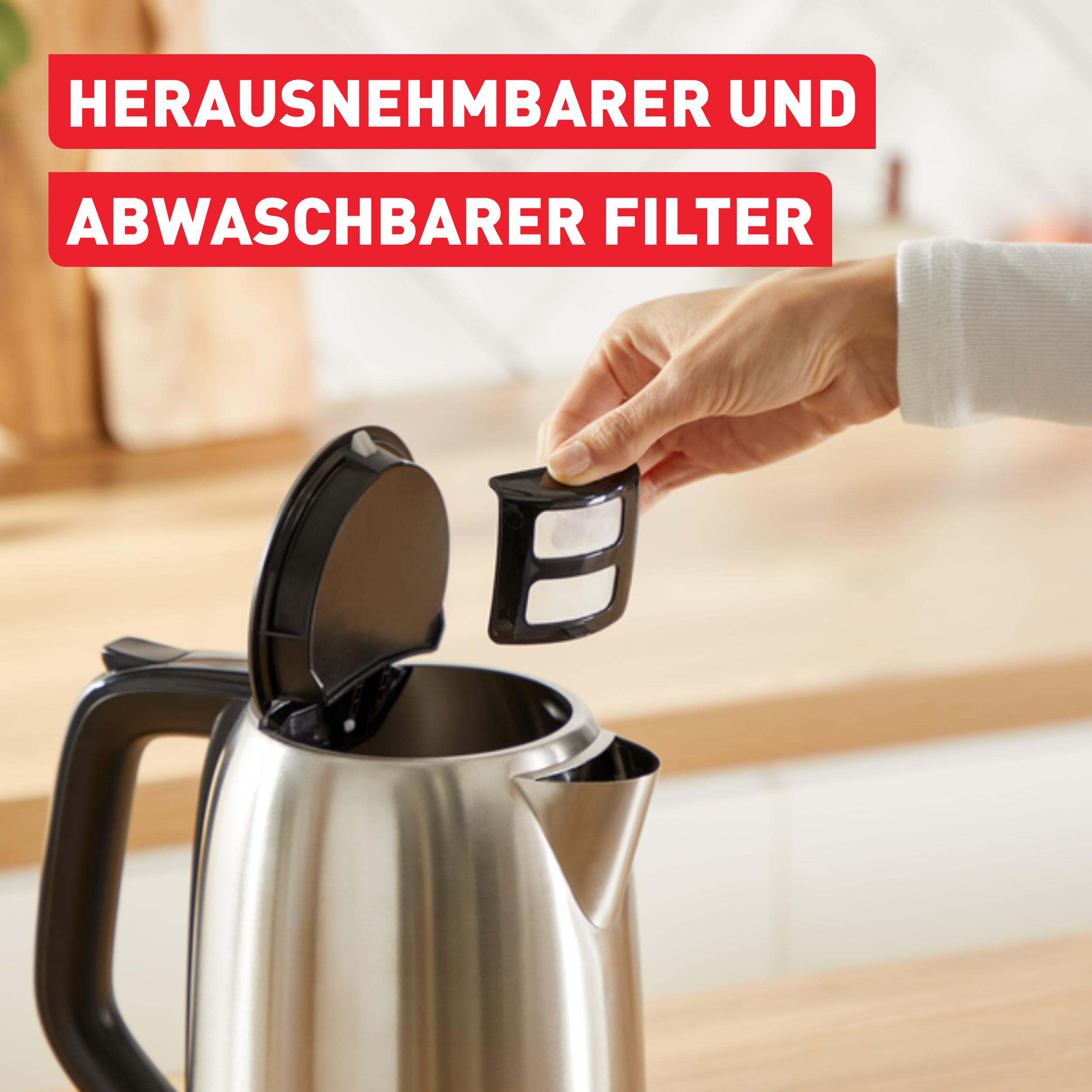 Eine Hand, die einen herausnehmbaren und abwaschbaren Filter aus einem Tefal-Edelstahlkessel entfernt.