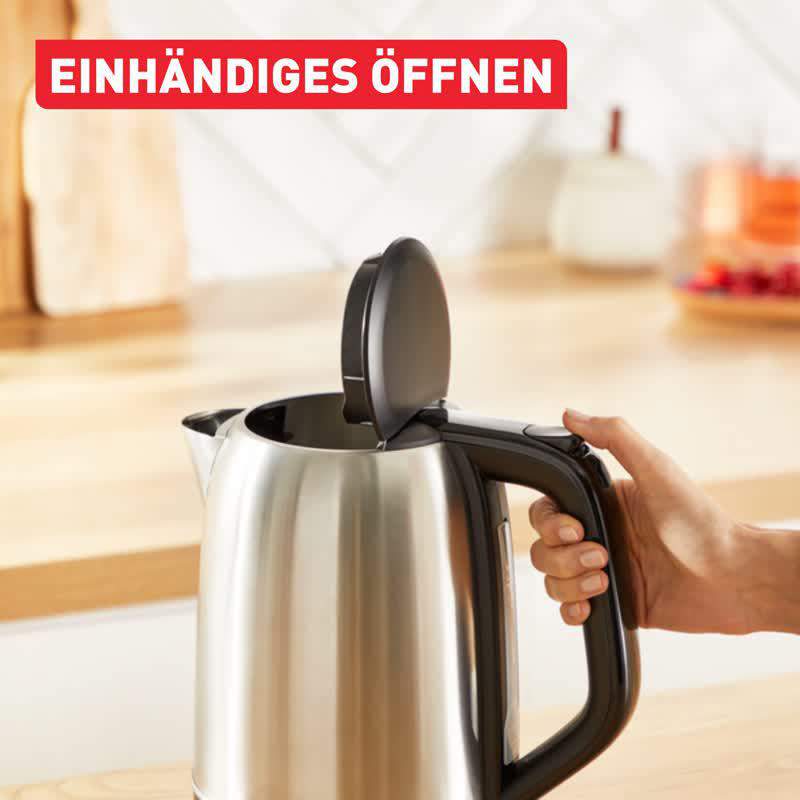 Eine Hand öffnet den Deckel eines Tefal-Edelstahlkessels.