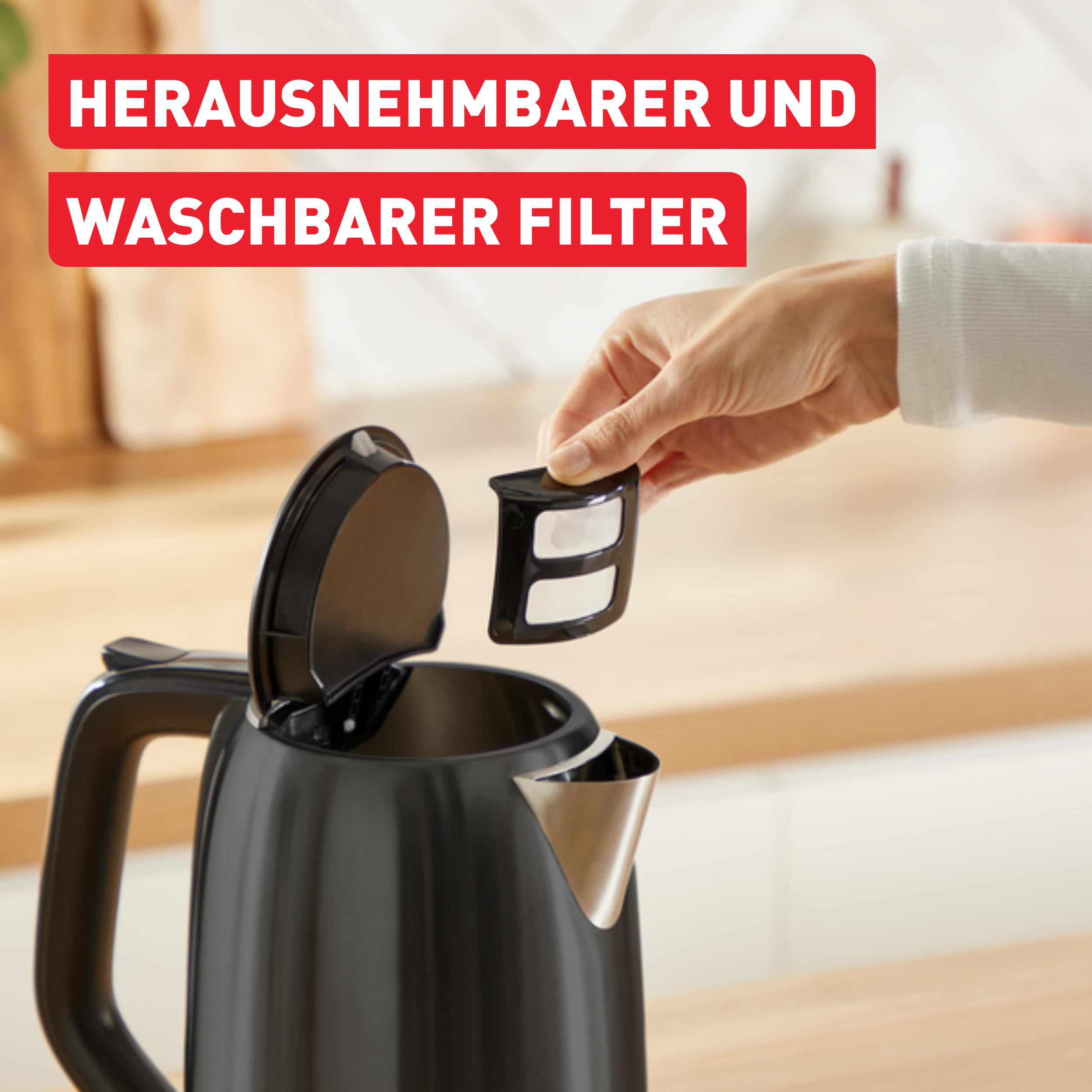 Hand entfernt Filter aus schwarzem Wasserkocher. Text: HERAUSNEHMABARER UND WASCHBARER FILTER