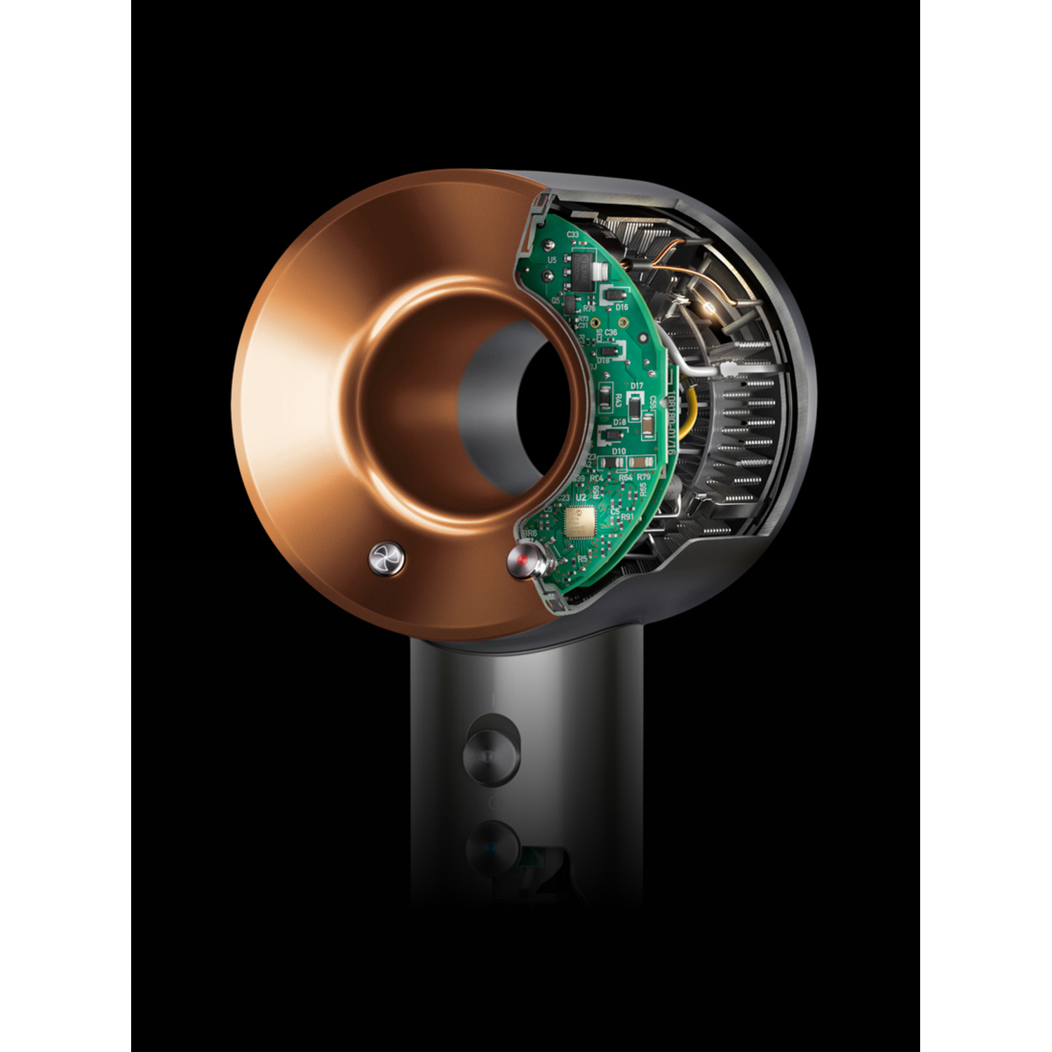 Doorsnede van een föhn. Koperkleurige ring, groen circuitbord en grijze handgreep tegen een zwarte achtergrond.