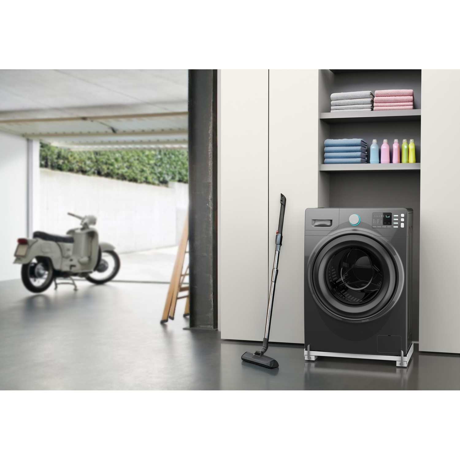 Un interno garage con lavatrice, scooter e aspirapolvere.