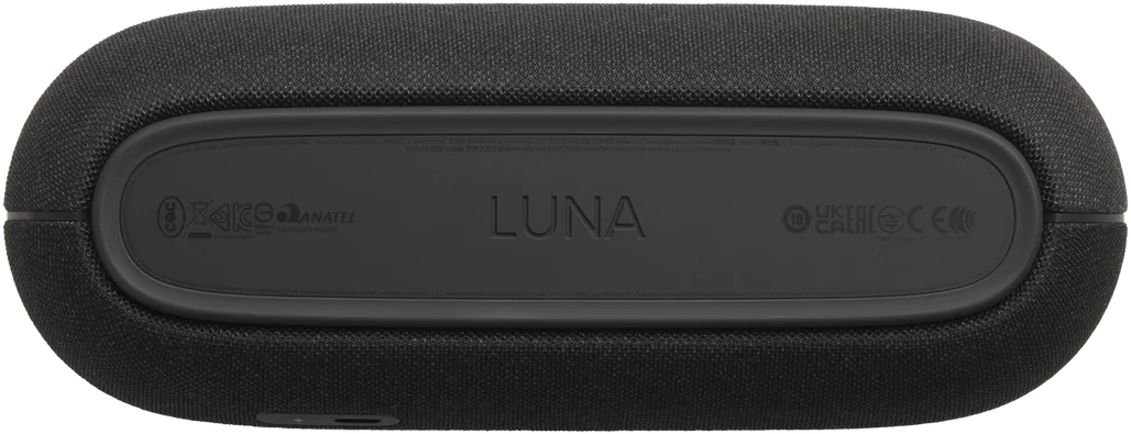 Fekete Harman Kardon hangszóró a 'LUNA'-val és egyéb információkkal a hátulján.