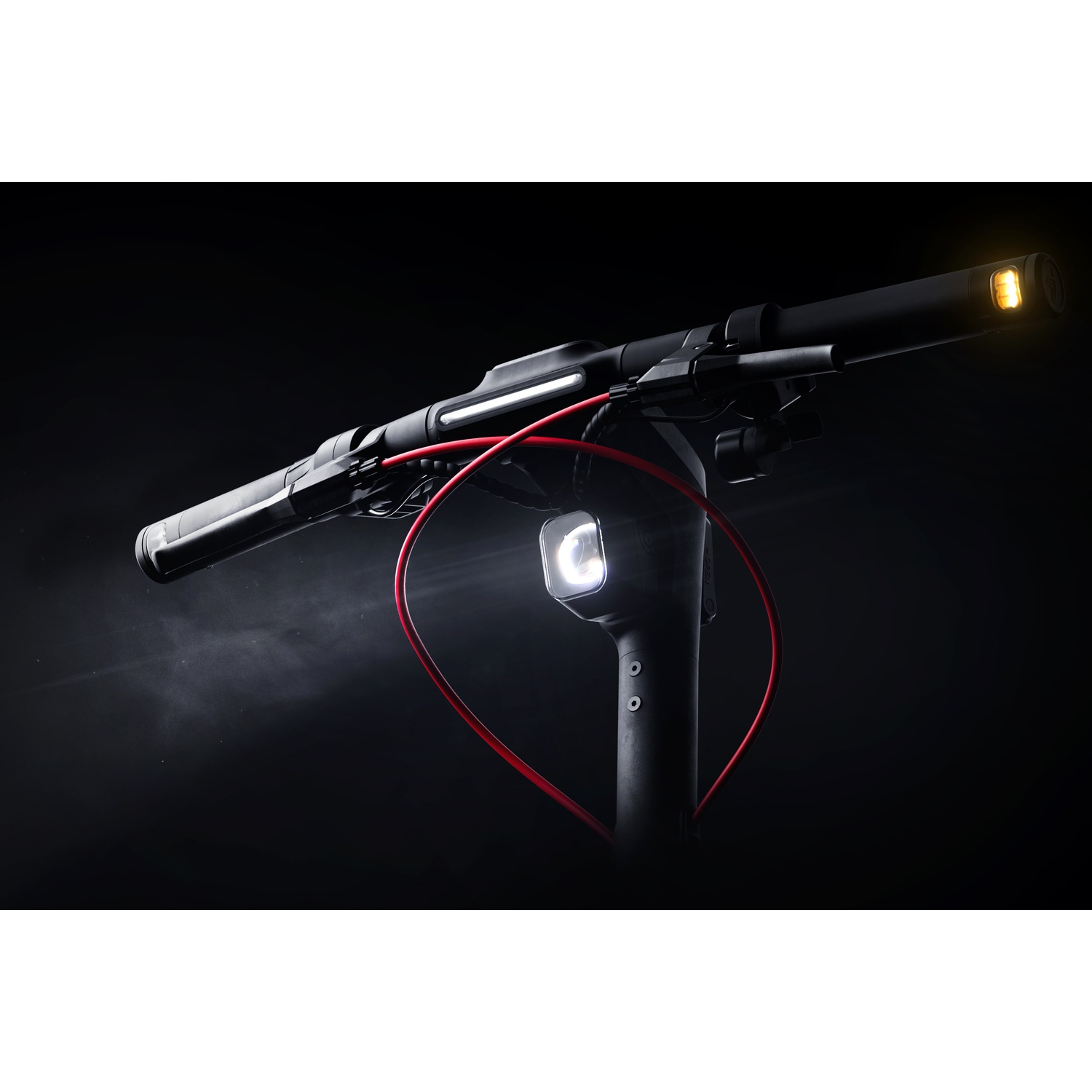 Manubrio dello scooter con luci e cavo rosso, sfondo scuro.