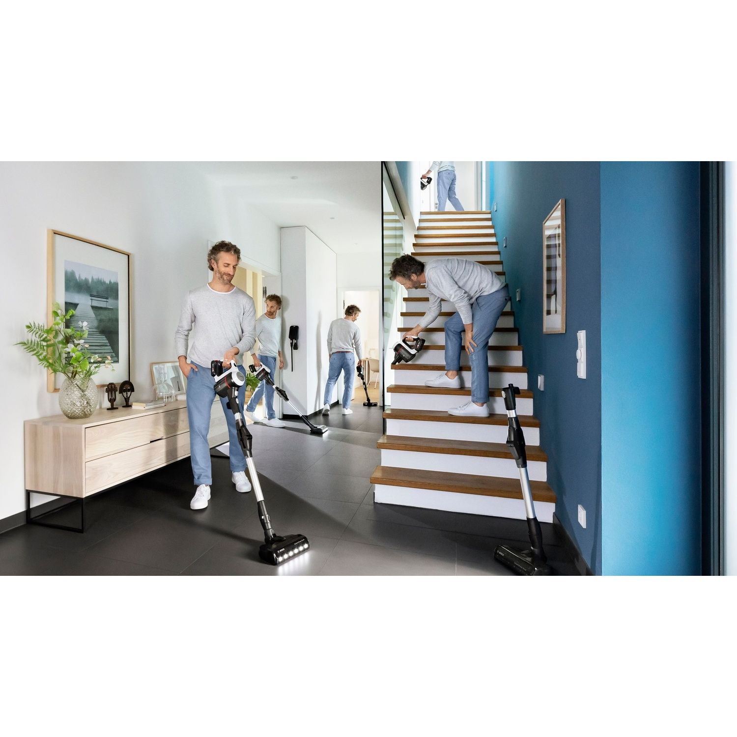 Persone che usano aspirapolvere in un ambiente domestico.