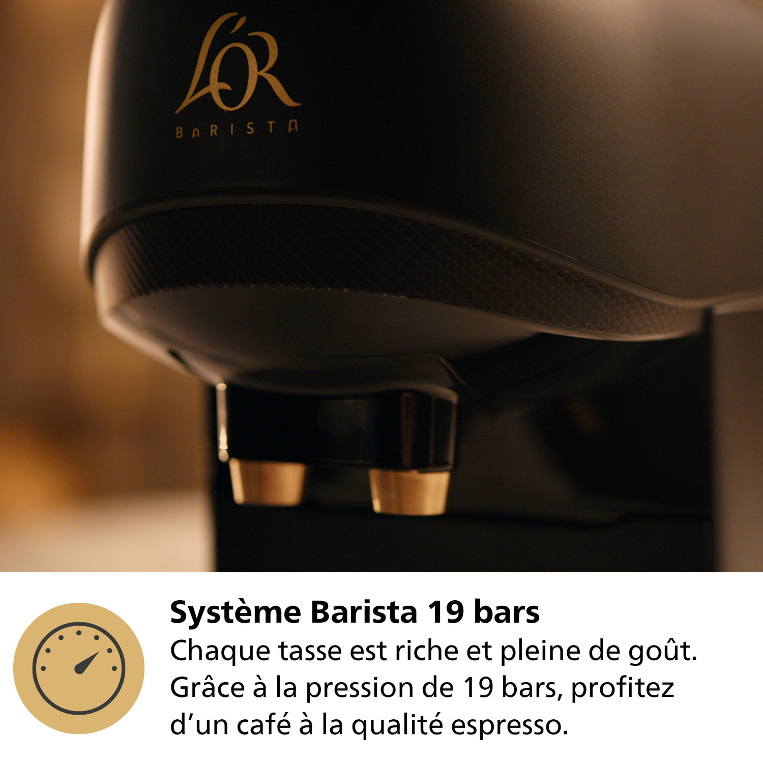 Main plaçant une dosette de café dans le haut d'une machine à café noire.