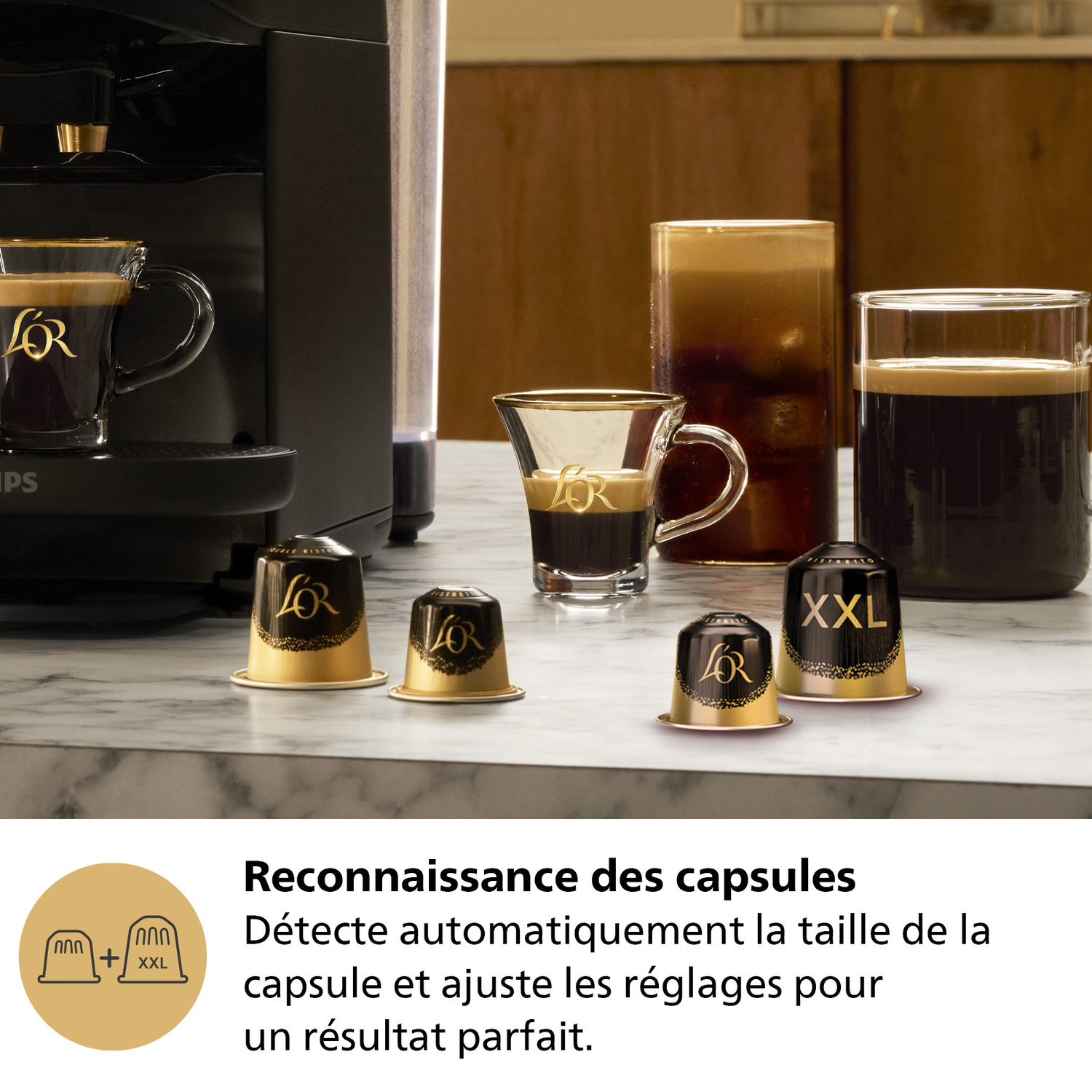 Machine à café avec tasses et capsules sur marbre, texte sur la reconnaissance des capsules.