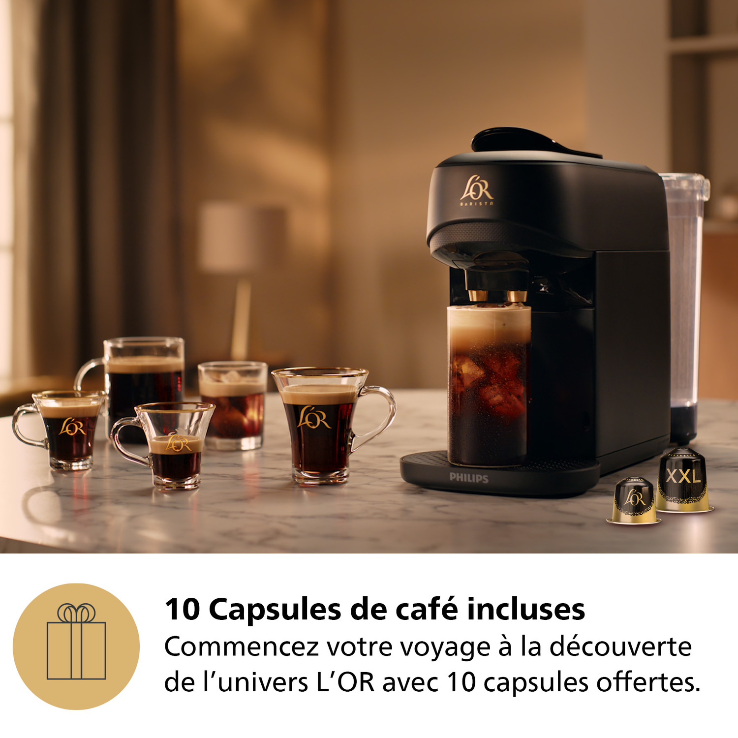 Machine à café noire avec tasses et capsules de café.