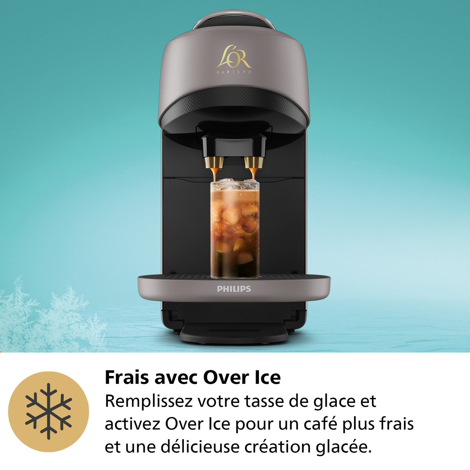 Machine à café grise avec un verre de café glacé.