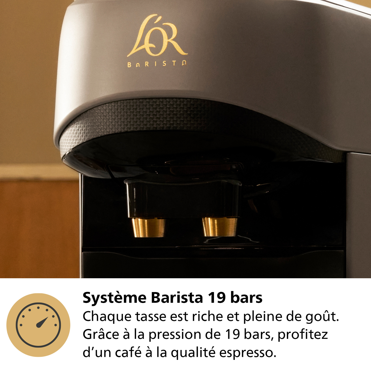 Gros plan d'une machine à café grise avec le logo.