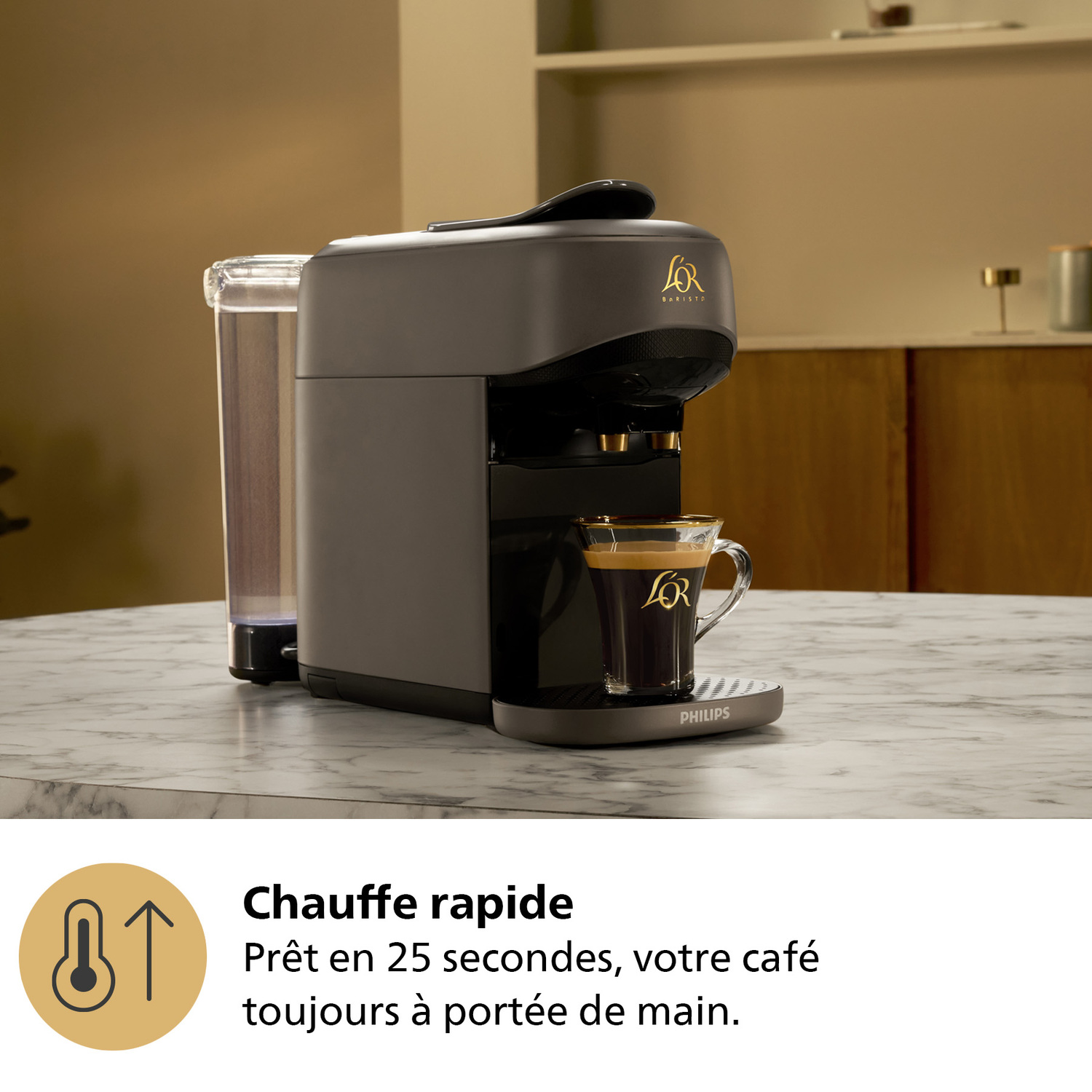 Machine à café grise avec un verre de café.
