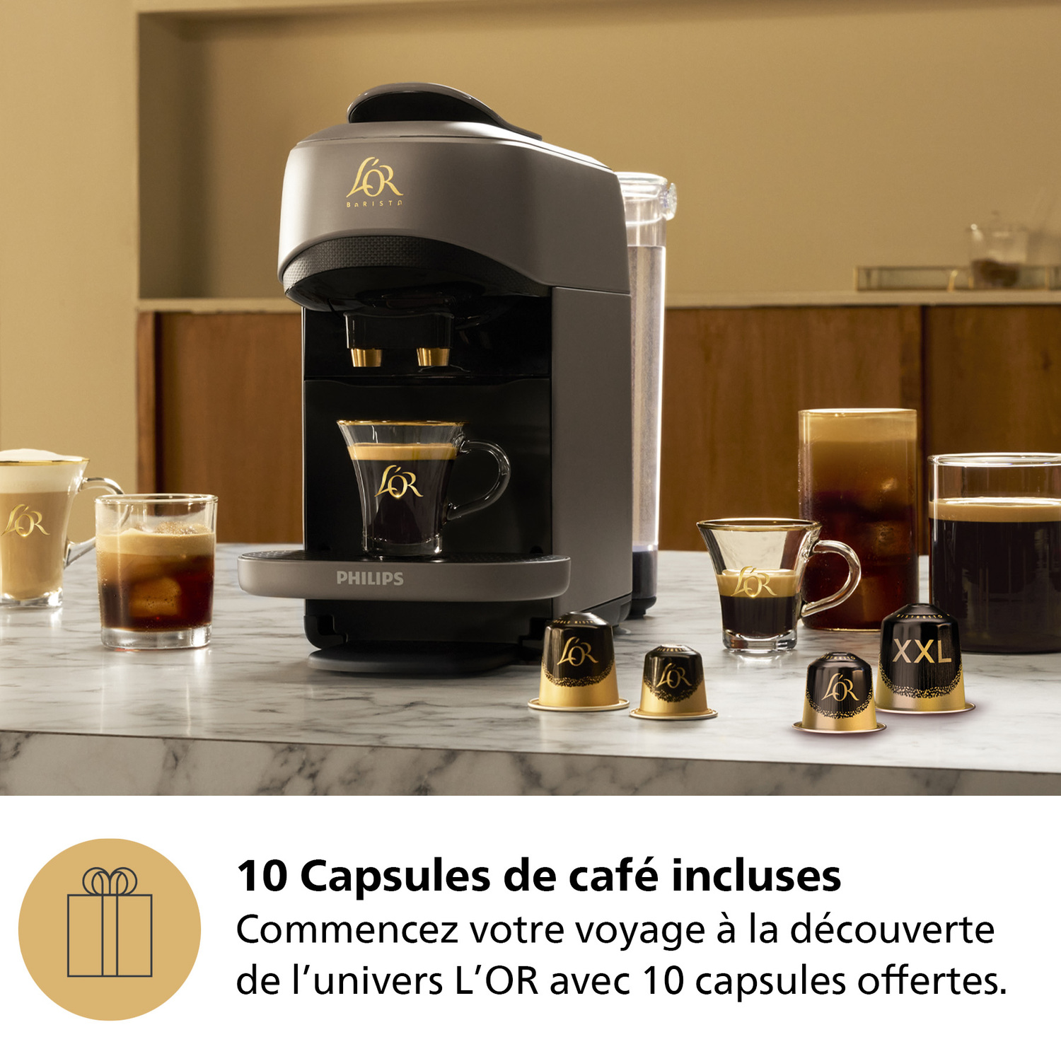 Machine à café grise avec des tasses et des capsules de café.