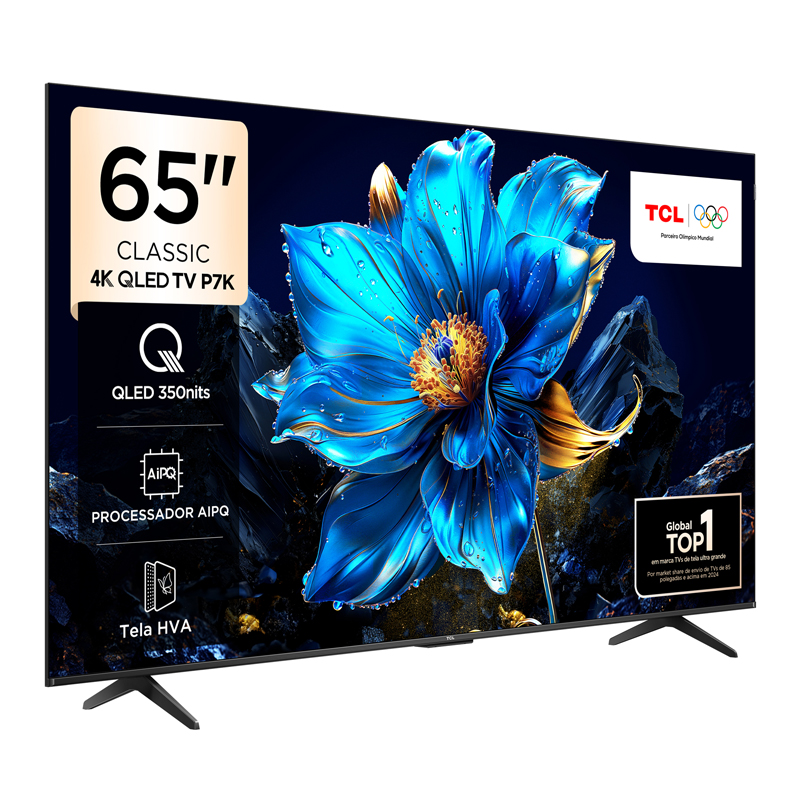 65" TCL TV. Ekran mavi bir çiçek gösteriyor. Özellikler: QLED, Aipq işlemci ve Tela HVA. Siyah stand.