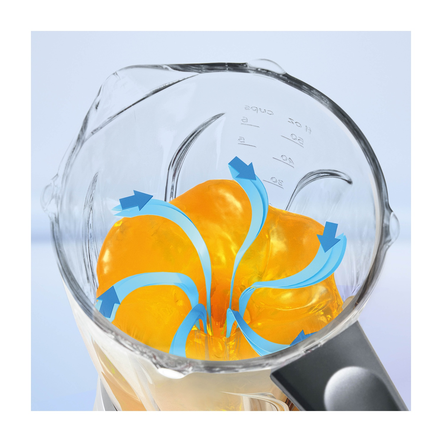 Bicchiere del frullatore con liquido arancione e frecce blu che mostrano l'azione di miscelazione. Sfondo chiaro.