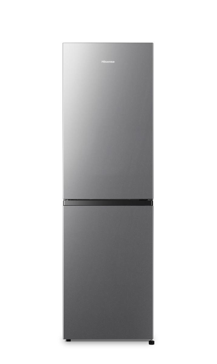 Ein Hisense-Kühlschrank, geschlossen. Er hat zwei Türen. Die Oberseite ist grau mit Hisense-Logo, die Unterseite auch.