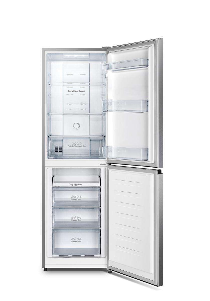 Hisense Kühlschrank, geöffnet. Die obere Tür zeigt Regale. Die untere Tür zeigt Gefrierschubladen. Weißer Innenraum.