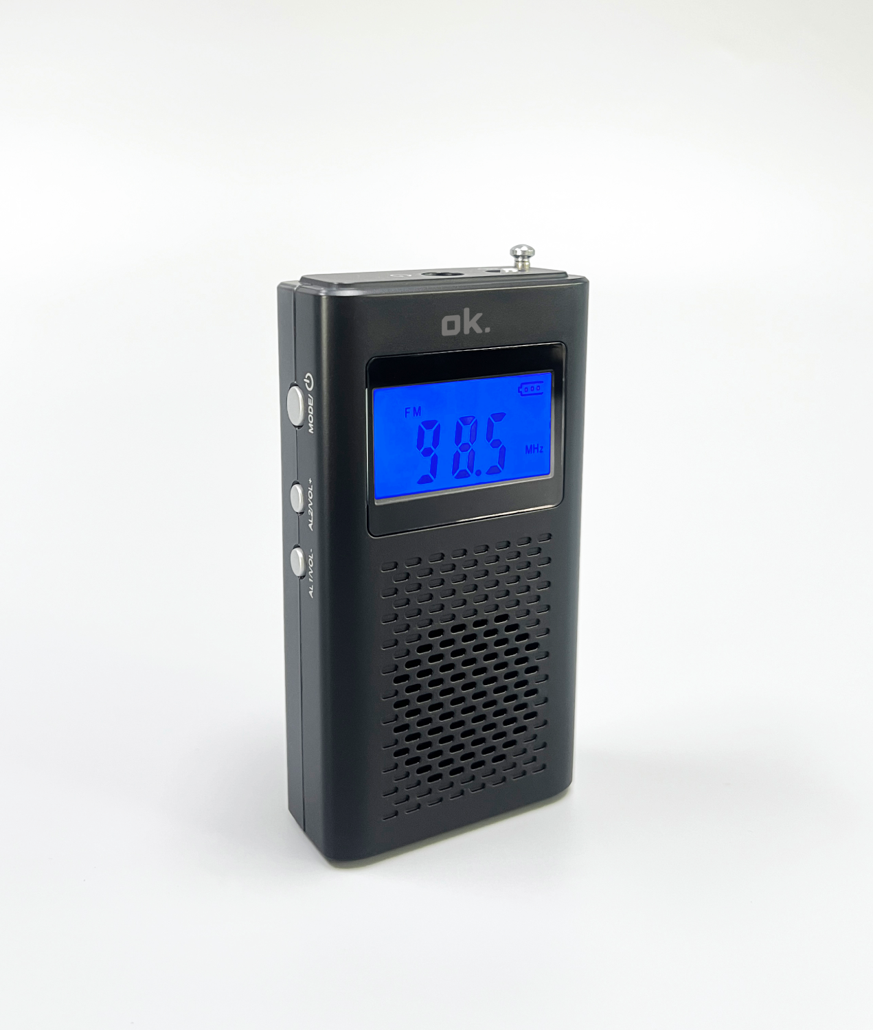 Una radio portátil negra y rectangular con una pantalla azul que muestra 98.5 MHz. Logo ok. visible.