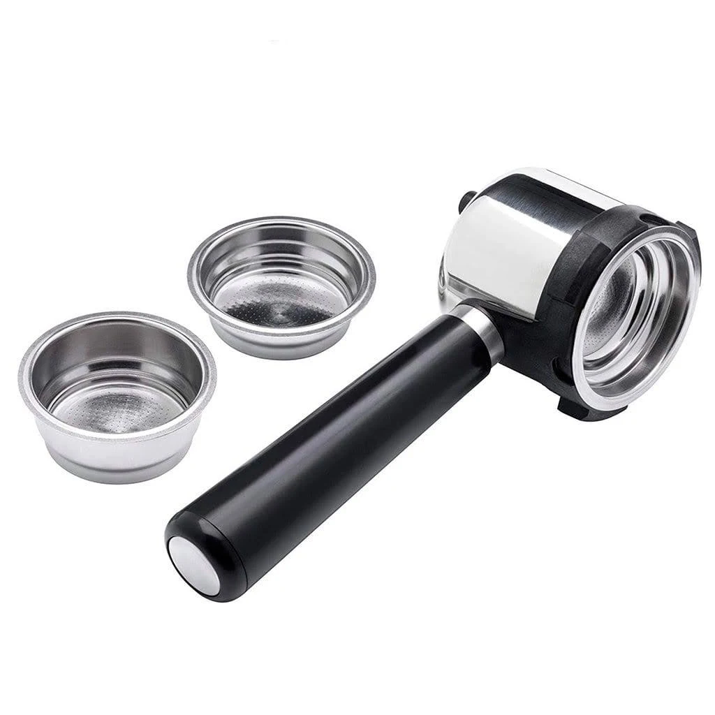 Portafiltro de máquina de espresso, dos cestas de filtro vacías sobre fondo blanco.