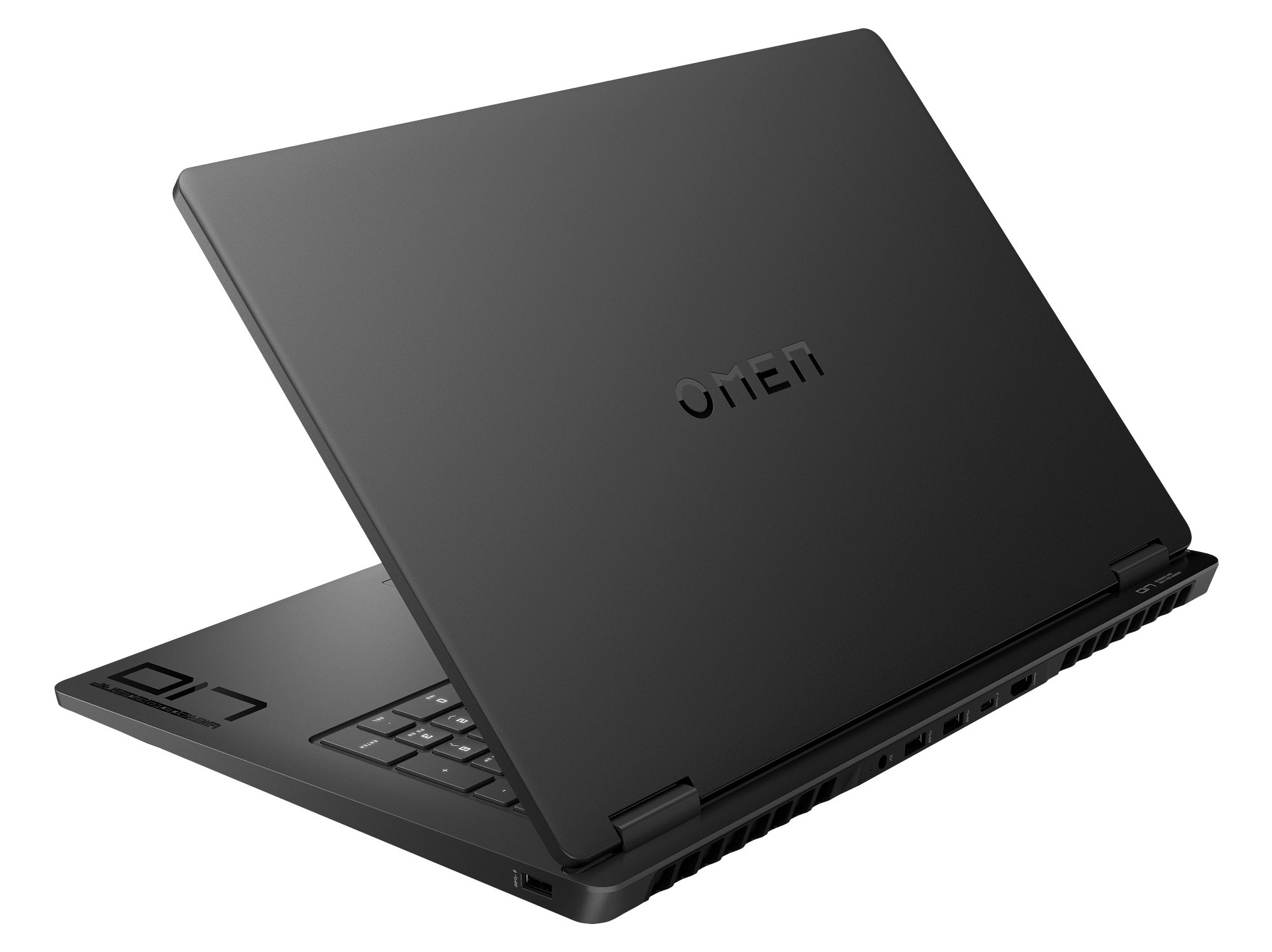 Laptop, widok z boku, zamknięty. Czarny z portami, otworami wentylacyjnymi i gniazdem słuchawkowym.