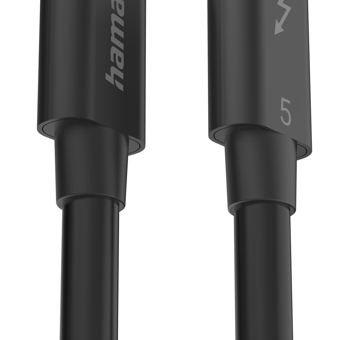 Nahaufnahme von zwei schwarzen USB-C-Kabeln. Eines mit Blitz, '5' und 'hama'.