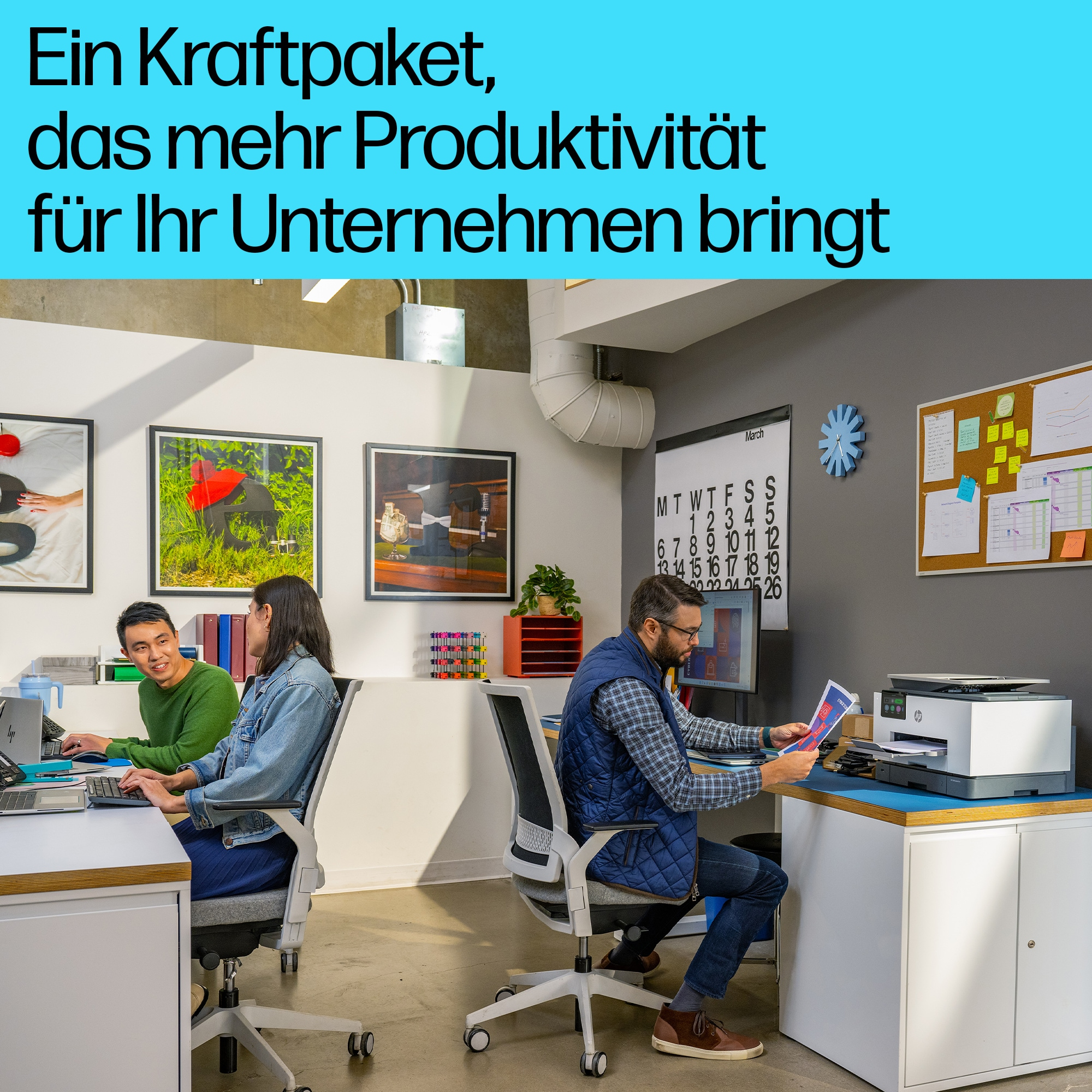 Draufsicht auf einen weiß-grauen Drucker, das Papierfach ist herausgezogen.