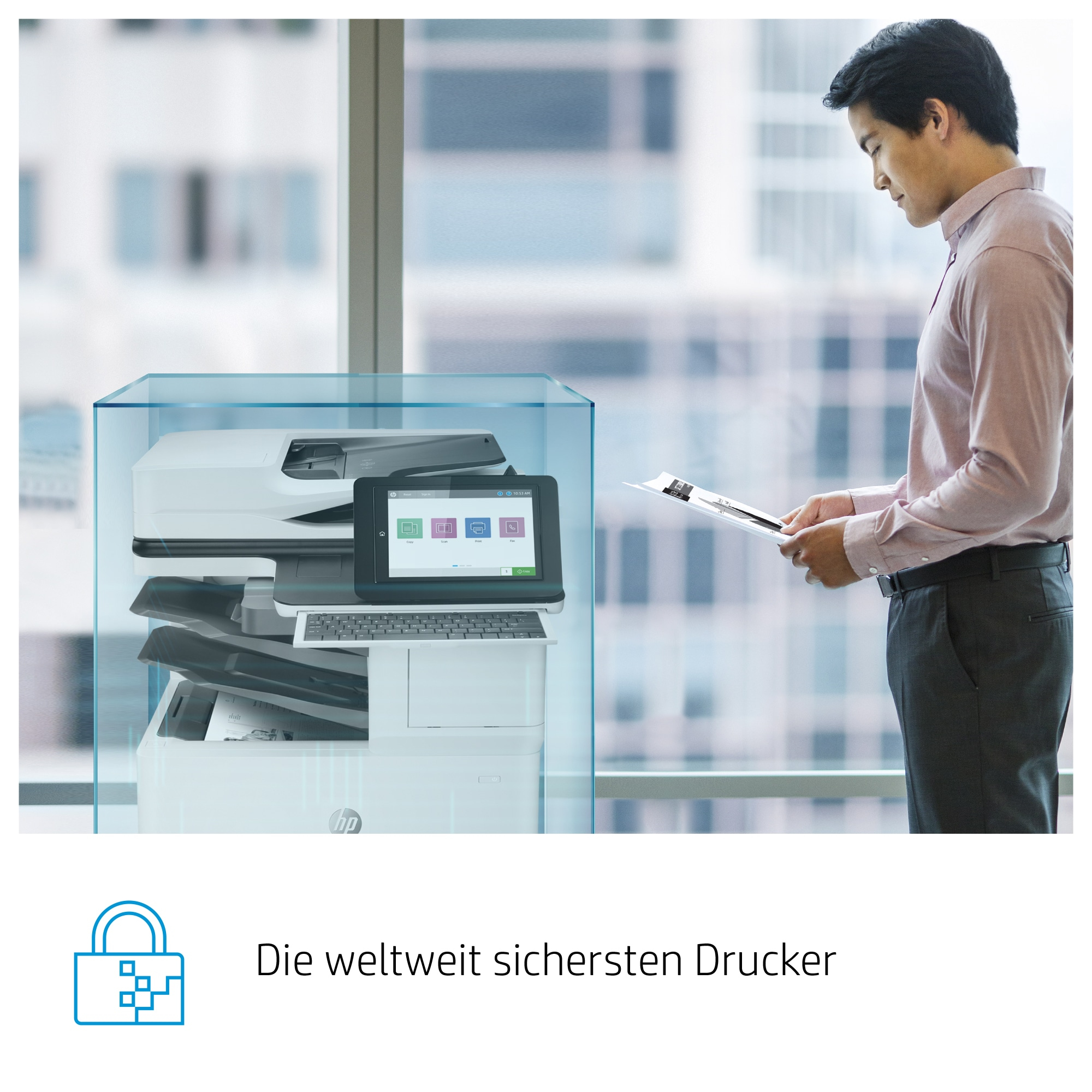 Mann betrachtet Papiere, Drucker im Hintergrund. Drucker hat Bildschirm und ist in Glaskasten.