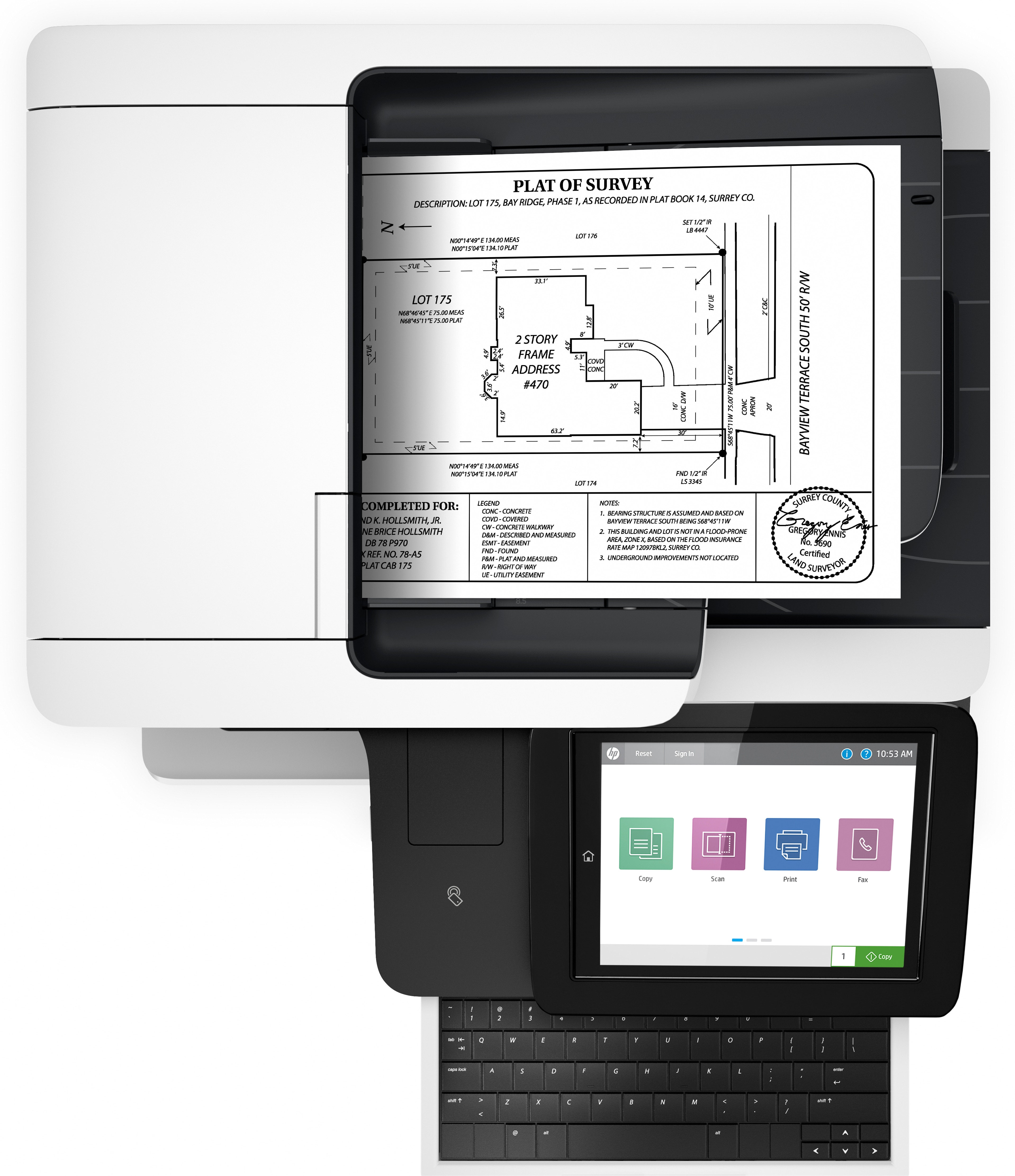 Multifunktionsdrucker, mit Touchscreen und Tastatur, druckt ein Dokument.
