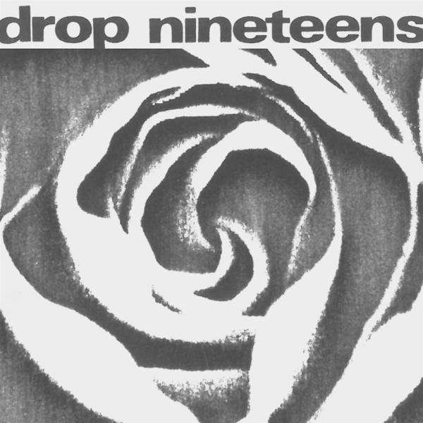 Albumcover: Ein Schwarz-Weiß-Bild einer Rose. Text: "drop nineteens" oben.
