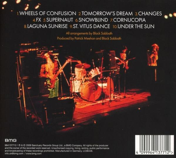Pochette d'album, un groupe en direct sur scène avec des lumières, avec les membres du groupe jouant des instruments.