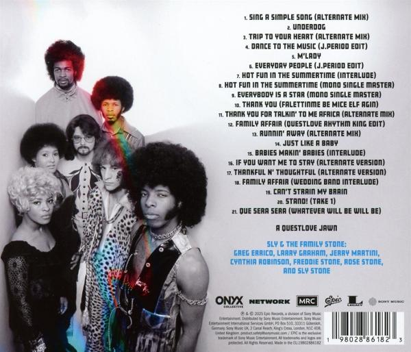 Albumcover mit Gruppenfoto der Bandmitglieder, Tracklist und Künstlernamen auf weißem Hintergrund.