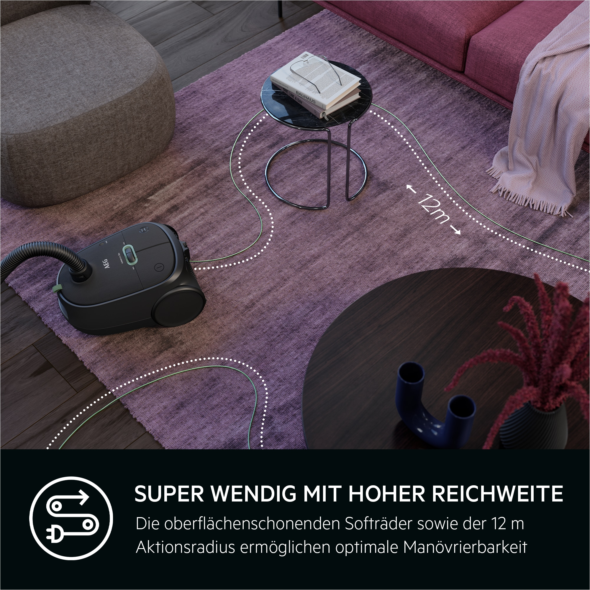 Staubsauger im Raum, Schlauch mit 12m Reichweite notiert. Sofa und Tisch sichtbar.