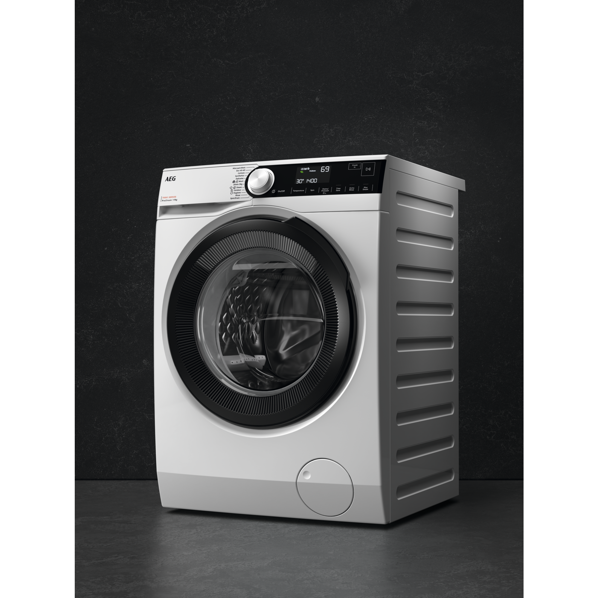 Eine weiße AEG Waschmaschine mit schwarzer Tür und digitalem Display steht auf dunklem Boden.