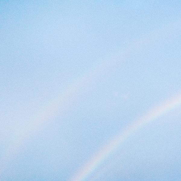 Himmel mit Regenbogen.