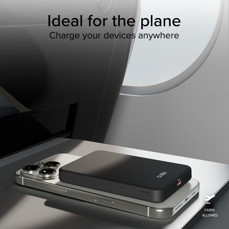 Czarny power bank na srebrnym telefonie. Tekst: Idealny do samolotu. Kabina dozwolona.