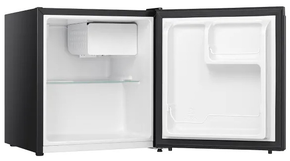 Pusta mini-lodówka z otwartymi drzwiami. Wnętrze jest białe z półką i małą komorą zamrażarki na górze.