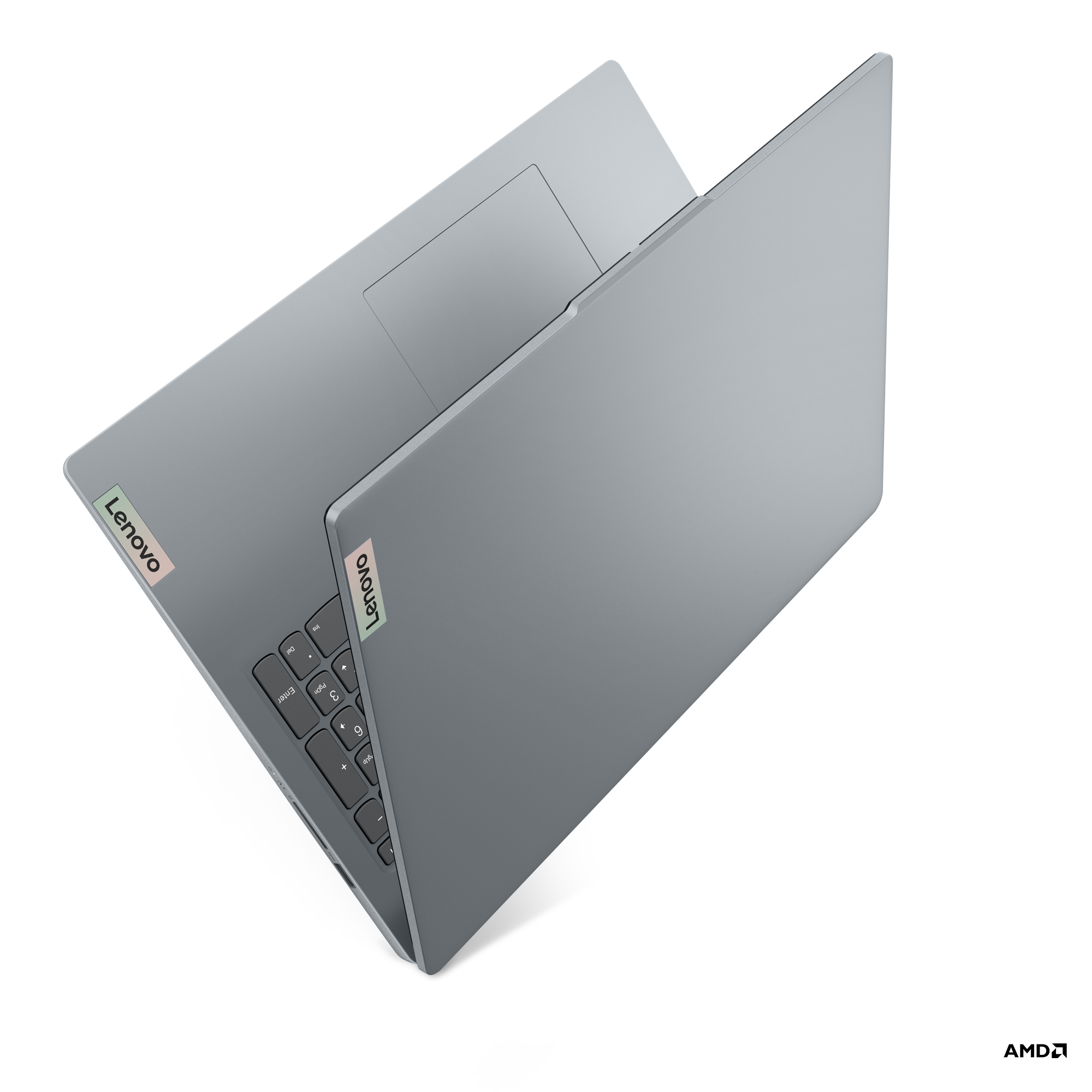 Gri Lenovo dizüstü bilgisayar, açılı görünüm, kısmen açık, Lenovo logosu görünür.