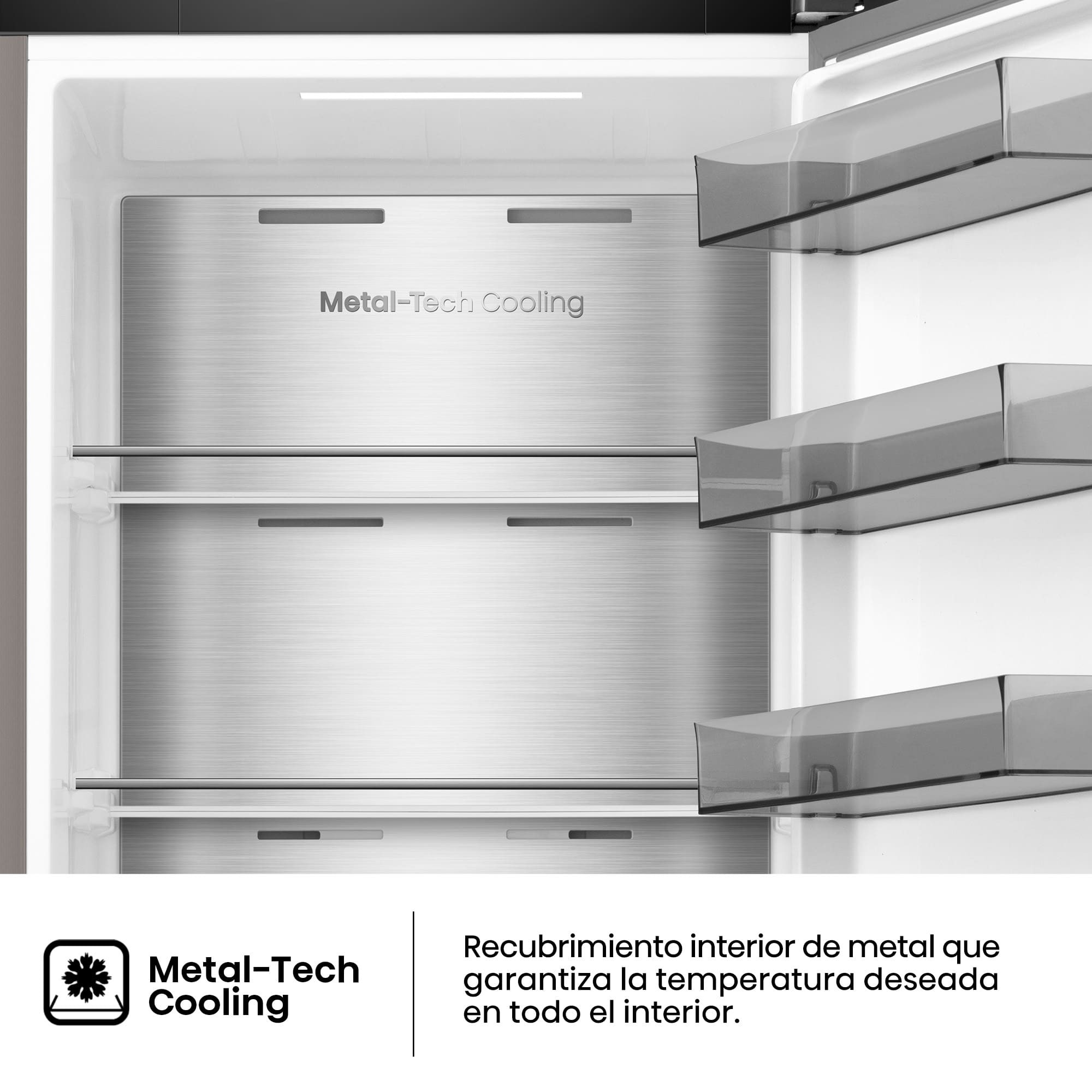 Interior de refrigerador con estantes metálicos y texto Metal-Tech Cooling.
